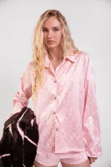 Camisa de silueta clásica confeccionada en jacquard tonal celeste con motivo de inspiración vintage y botones metálicos.