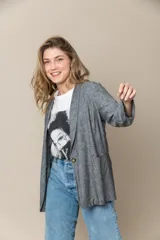 Blazer gris de lino y viscosa, con mangas 3/4, solapa entera, cierre de un botón y bolsillos delanteros.