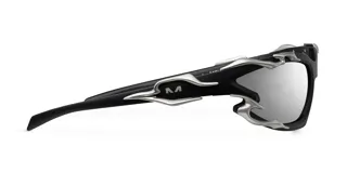 Lentes de sol envolventes con montura negra de base biológica y detalles metálicos plateados de líneas orgánicas. Cuentan con lentes de nylon color gris con protección UV400.