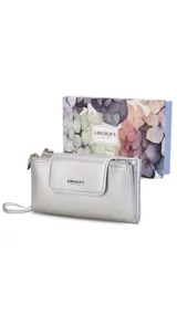 Billetera larga color beige, con textura granulada, solapa frontal con cierre magnético y logo de la marca grabado. Incluye correa de mano extraíble y compartimento principal con cierre.