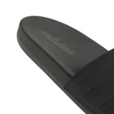 Ojotas Adidas Adilette Comfort, diseño en colaboración con Mercedes AMG Petronas. Color negro con el logo de Mercedes y la inscripción del equipo estampados en blanco en la banda superior.