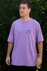 Remera color beige de manga corta con cuello redondo y estampado de dos copas de vino chocando.