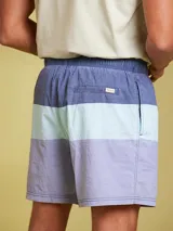 Short de baño azul con franjas horizontales en verde agua y blanco.