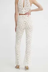 Pantalón acampanado de algodón tejido a crochet con estampado floral, bordes festoneados, cintura elástica y forro corto en contraste.