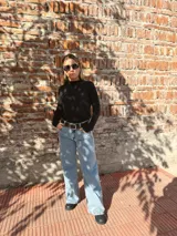 Cinto de cuero negro con textura crocco y hebilla metálica plateada. El broche suizo permite intercambiar la hebilla.