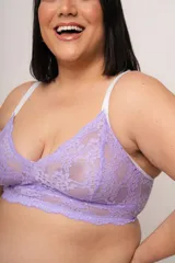Bralette de encaje color acqua con forro interno, breteles regulables y cierre de ganchos en la espalda.