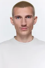 Remera de algodón con corte oversized, cuello redondo acanalado y diseño de hombros caídos.