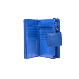 Billetera tipo fichero color azul, confeccionada en material textil. Cuenta con cierre principal, solapa con broche a presión y correa de muñeca extraíble. Incluye un aplique circular con el logo de la marca en relieve.