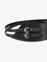 Cinturón ancho de forma asimétrica, confeccionado en cuero negro, con doble tira y hebillas metálicas plateadas.