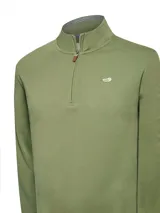 Buzo de hombre con medio cierre frontal, cuello alto y manga larga. Confeccionado en algodón orgánico, presenta un diseño liso en color verde oliva con un pequeño parche bordado de un pato en el pecho.