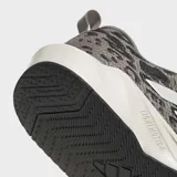 Championes de entrenamiento Adidas Rapidmove Go, con diseño estampado de leopardo en tonos grises y detalles en blanco. Presentan las icónicas tres tiras laterales, mediasuela Lightmotion con diseño geométrico y tecnología Climacool para mayor transpirabilidad.