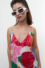 Vestido corto con estampado floral multicolor, breteles finos y escote en V.