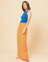 Pantalón de lino color naranja, de tiro alto y corte wide leg.