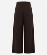 Pantalón de sastrería en crepé color marrón, de modelaje barrel y tiro alto con cintura estructurada. Presenta pinzas frontales profundas, bolsillos embutidos y caída amplia de corte recto.