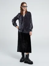 Vestido largo de terciopelo negro con diseño degradado en gris en la parte superior, mangas largas y cuello en V con cordones.