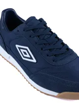 Championes Umbro modelo Omni, de estilo urbano y deportivo, color azul marino con detalles en blanco y suela de goma color caramelo.