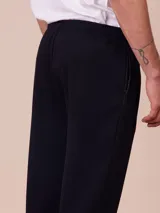 Pantalón tipo jogger de corte recto, confeccionado en tejido de algodón y poliéster, con cintura elástica y bolsillos laterales.