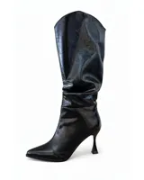 Bota de caña alta con diseño arrugado, confeccionada en material sintético negro con acabado brillante. Presenta punta fina y tacón de aguja estilizado.