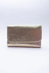 Billetera negra de cuero con textura tipo cocodrilo, con múltiples ranuras para tarjetas y billetes.