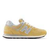 Championes New Balance 574 color mostaza con detalles en gris y blanco.