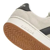 Championes urbanos Adidas modelo Grand Court Alpha, color gris claro con las tres tiras laterales en negro. Presentan una capellada de gamuza, cordones al tono y suela de goma con diseño de plataforma baja.