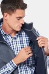 Chaleco deportivo rojo de polar con forro e interior en color azul combinado, cierre frontal y bolsillos delanteros con cierre metálico personalizado. Incluye dos bolsillos interiores con cierre y logo bordado en el pecho.