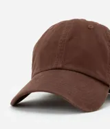 Gorra de visera curva de algodón color marrón, sin estampado, con ojales bordados y cierre posterior tipo strapback ajustable.