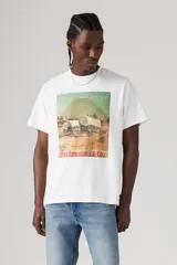 Remera blanca de algodón con estampa frontal de carros cubiertos y el texto "all over the west they wear" y "Levi Strauss & Co.".