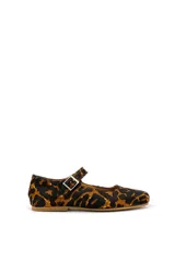 Zapato tipo Mary Jane con estampado animal print, capellada, forro y plantilla 100% de cuero. Ajuste con hebilla.