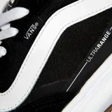 Championes Vans Ultrarange 2.0, color negro con detalles en blanco y suela marrón.