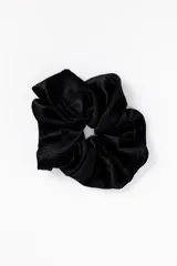 Scrunchie para el pelo color negro de tela satinada.