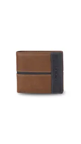 Billetera de cuero para hombre con diseño bicolor, combinando tonos marrón y negro. Cuenta con solapa central, múltiples ranuras para tarjetas, compartimento para billetes y visor transparente. Presenta el logo de la marca grabado en el frente.