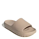 Chanclas tipo slide Adidas Adilette Lumia, color beige, con diseño ergonómico de una sola pieza, suela con ranuras flexibles y logo de la marca grabado en el lateral.