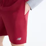 Short deportivo New Balance Sport Essentials color bordo, con cintura elástica ajustable con cordón exterior, bolsillos laterales y calzoncillo interno incorporado.