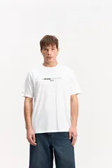 Remera blanca de manga corta y corte clásico, con estampa en la espalda de diseño futurista.