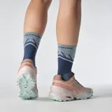 Calzado de trekking Salomon modelo Speedcross 6, en tonos gris y verde claro, diseñadas para trail running con suela de gran tracción y cordones de ajuste rápido.