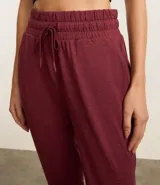Pantalón de jogging deportivo azul con cintura ajustable con cordón, bolsillos laterales y tobillos ajustados.