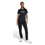 Remera de algodón color negro con cuello redondo y mangas cortas. Presenta el logo de Adidas estampado en el frente con un diseño gráfico en letras blancas.