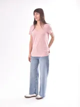 Remera blanca de manga corta con escote en V, de tejido ligero y ligeramente traslúcido.