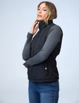 Chaleco negro capitoneado con abertura central con cierre, bolsillos delanteros con botones y forro de abrigo.