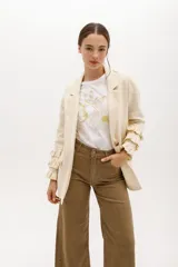 Remera blanca de algodón con estampado de dos flores en tonos pastel y logo de la marca en cursiva. Corte clásico y cuello redondo.