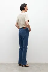 Pantalón de jean de tiro medio, corte recto y color azul medio.