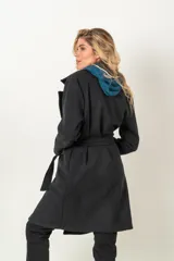 Tapado italiano color verde militar, de cashmere, modelo recto con lazo y bolsillos laterales.