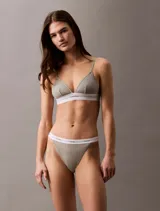 Corpiño triangular sin forro de Calvin Klein, confeccionado en tejido acanalado de mezcla de algodón y modal. Presenta una banda elástica inferior con el logo de la marca, tirantes ajustables y cierre de corchete en la espalda.