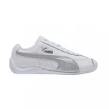 Championes Puma modelo Speedcat LTH, de diseño aerodinámico inspirado en el automovilismo. Presentan una base de cuero blanco con detalles en plateado metalizado, incluyendo el icónico logo de la marca en el lateral y la puntera.