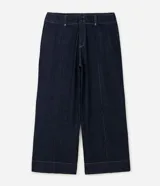 Pantalón de jean wide leg color azul oscuro, confeccionado en algodón resistente, de tiro alto con costuras frontales destacadas en las piernas y diseño de pernera ancha.