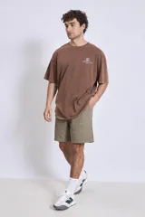 Bermuda color verde militar con bolsillos laterales y traseros.