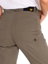 Pantalon de estilo utilitario color verde oliva, con diseño de cinco bolsillos y paneles reforzados en la parte frontal. Presenta cierre con cremallera, ajuste con broche y corte relajado en las piernas.