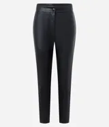 Pantalón legging de tiro alto color negro, confeccionado en PU en la parte delantera y punto roma de viscosa en la trasera, con cierre tradicional de cremallera y recortes verticales en la parte delantera.