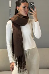 Bufanda de tejido de punto en color beige melange, con diseño rectangular y terminaciones con flecos en los extremos.